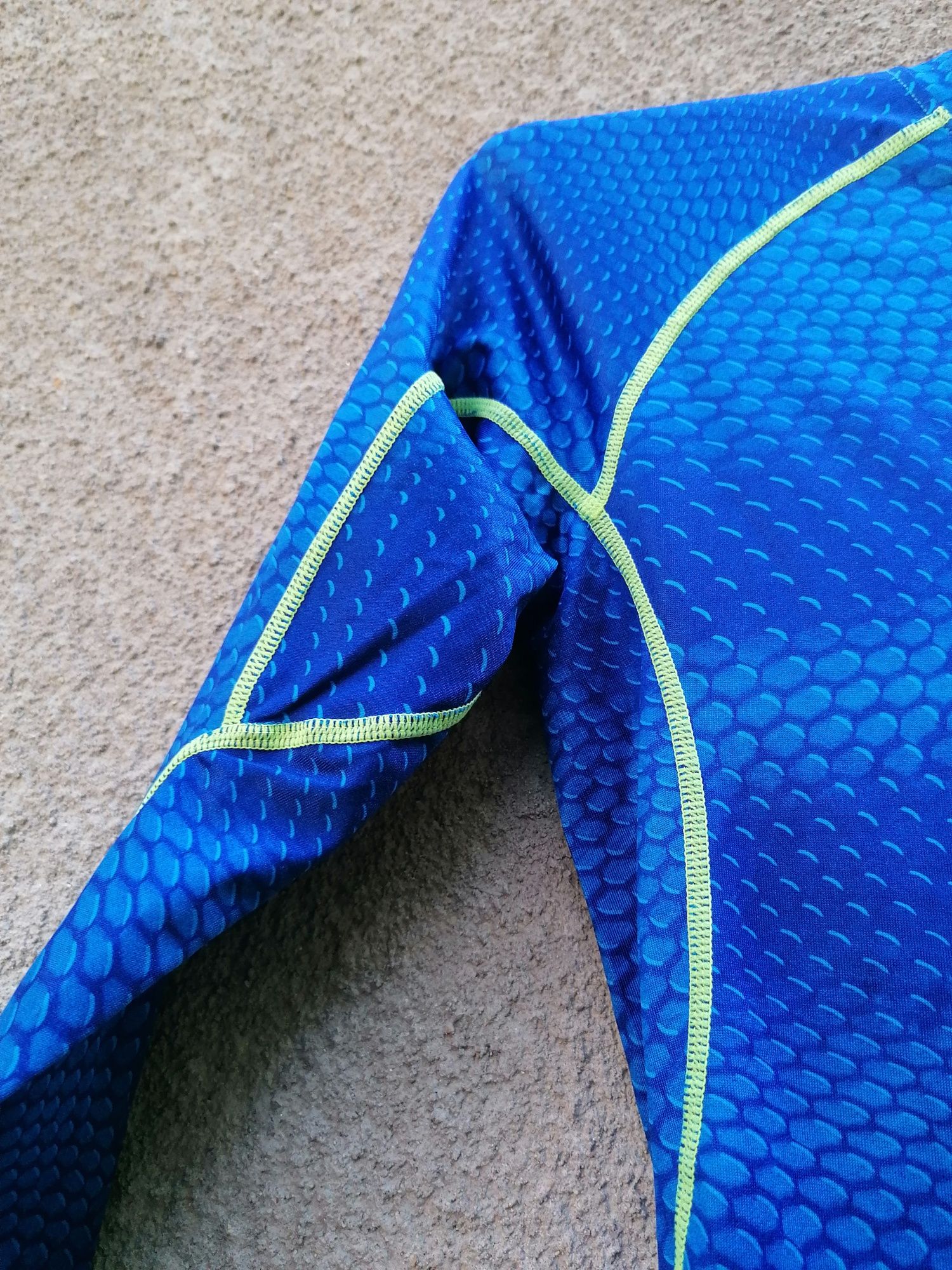 Продавам чисто нова бързосъхнеща тениска Under Armour