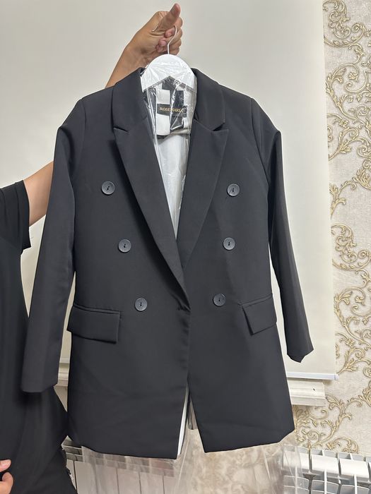 Продам черный классический костюм