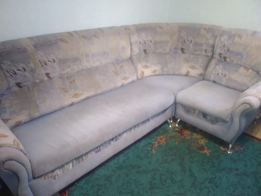Продаю угловой диван с одним креслом