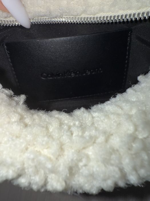 Чисто нова mini оригинална чанта на Calvin Klein