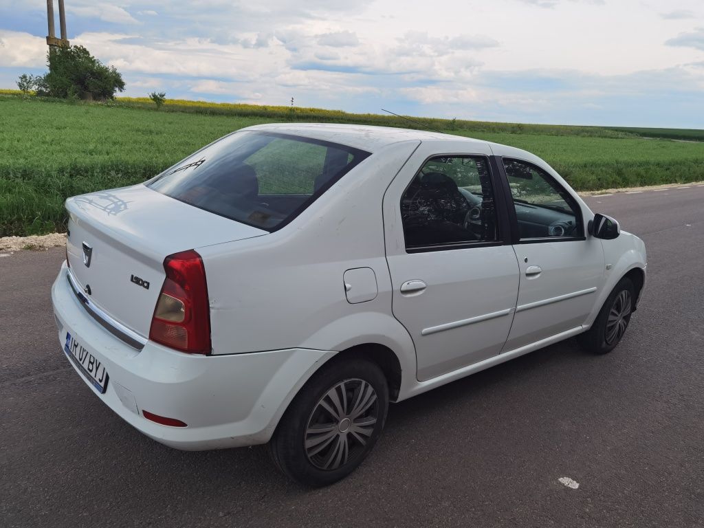 Vând Dacia Logan