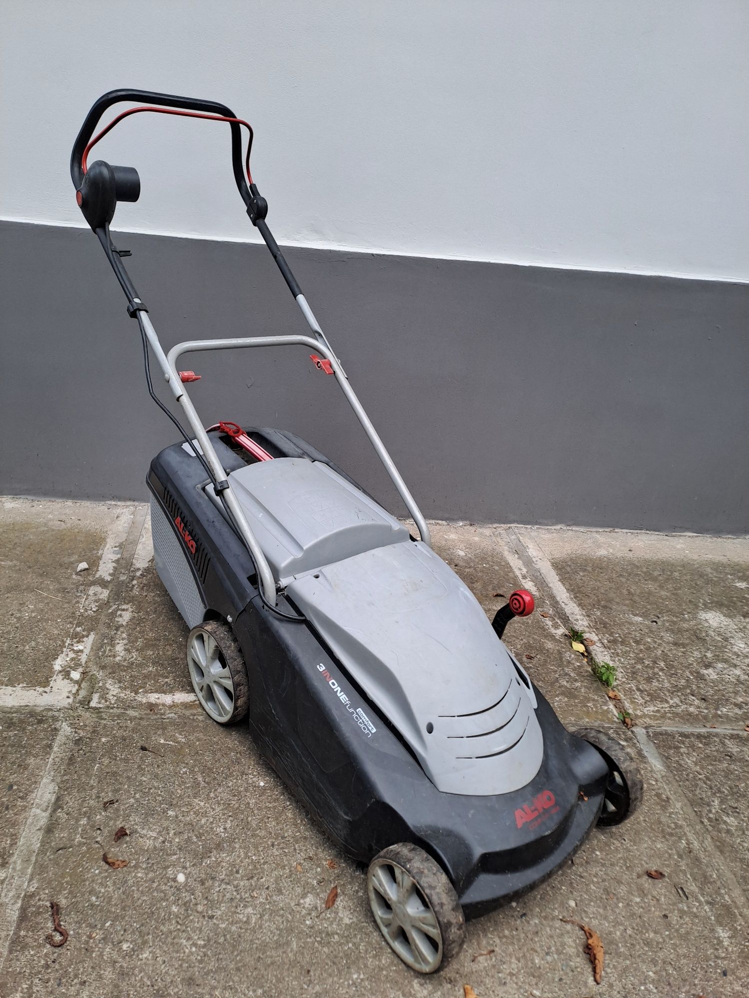 Mașina de tuns gazonul electrica