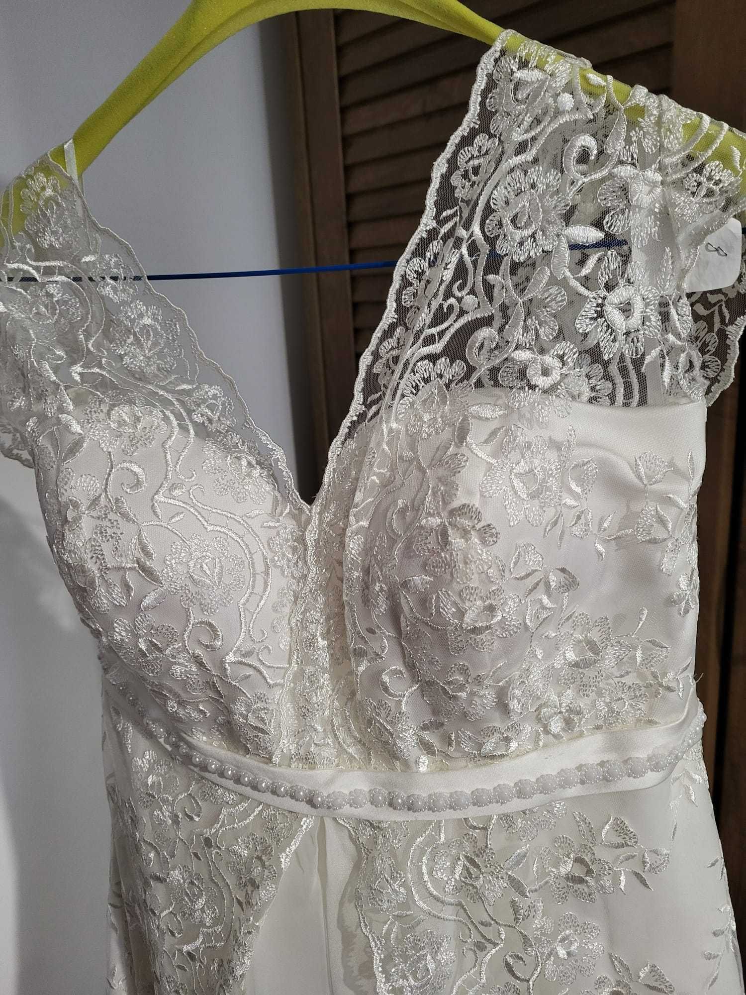 Vand rochie de mireasa din dantela - marimea L - 550 RON