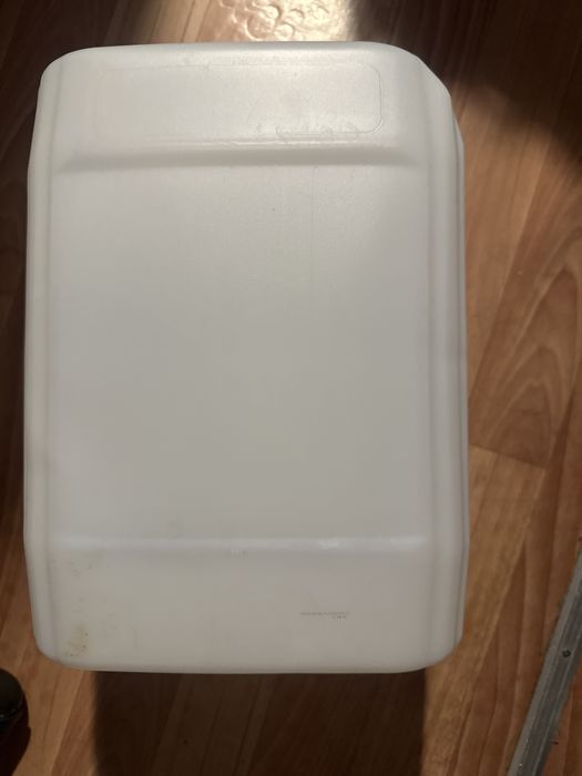 Продам канистру п/л -10 литров