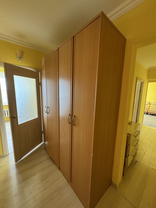 Стулья тумбо кровать диван люстра двери