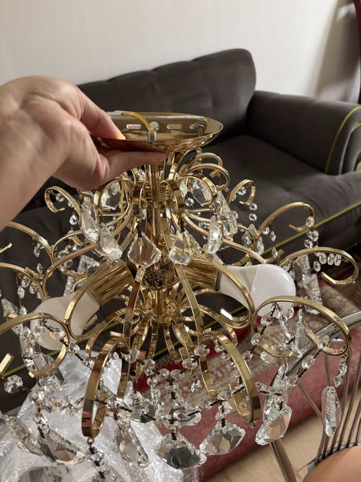 продаю люстру в золотом цвете