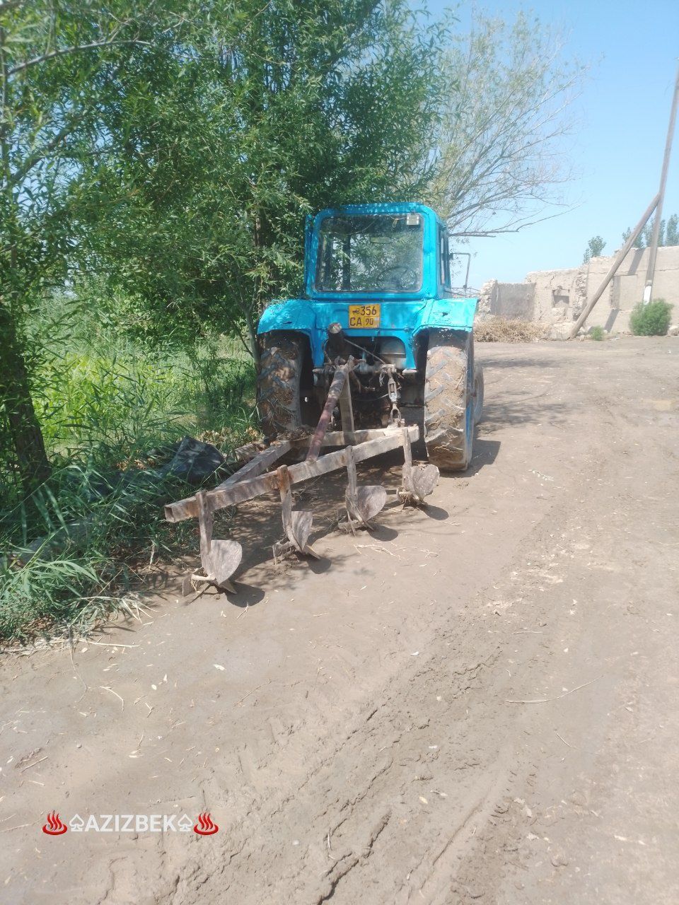 Traktor sotiladi holati  yaxshi hamma joyi soz haydashga tayyor
