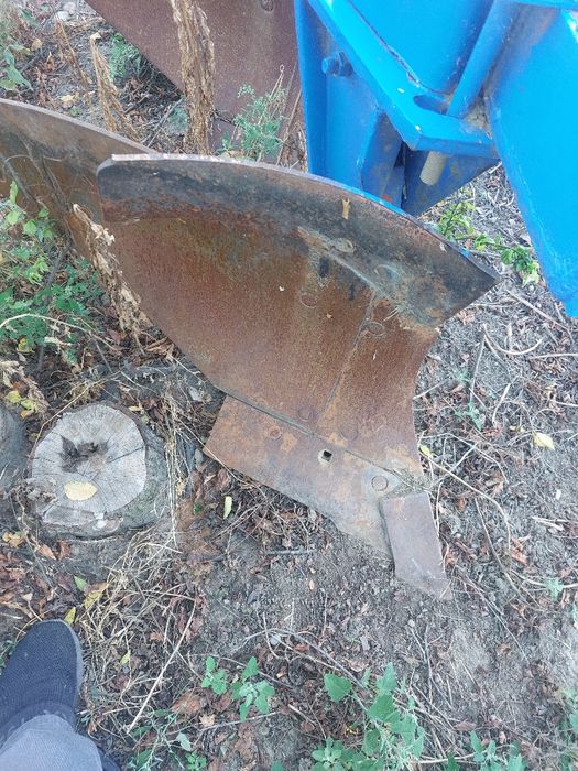 Vând Plug trei brazde