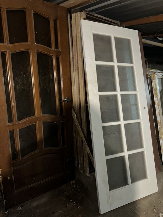 Коричневая и белая межкомнатные двери со стеклом