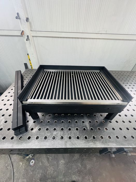 Gratar de gradina (metal) pe 2 nivele .