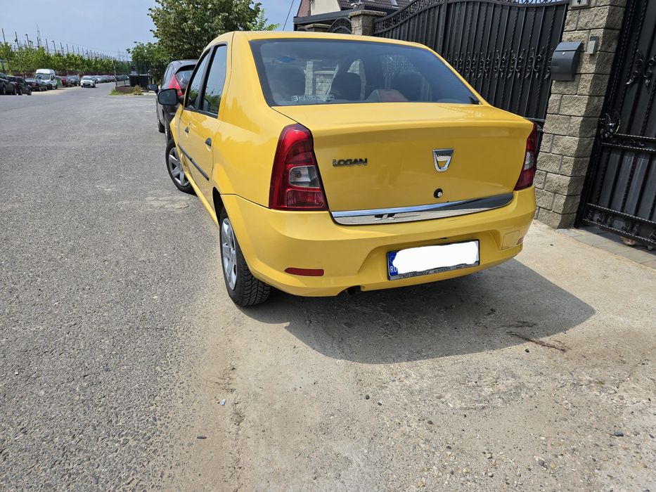 Vând Dacia Logan