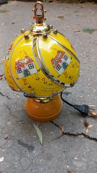 Veioza veche cred ca are mai bine de 70 de ani