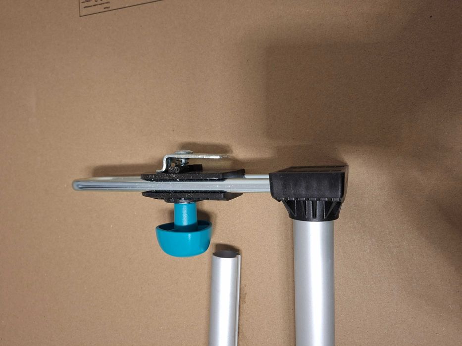 Distantier reglabil pentru montat usi