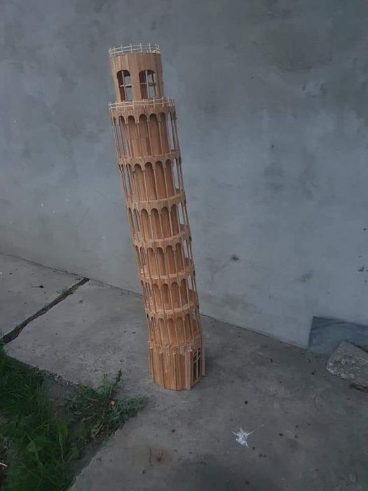 Turnul din Pisa creat din bete de cafea