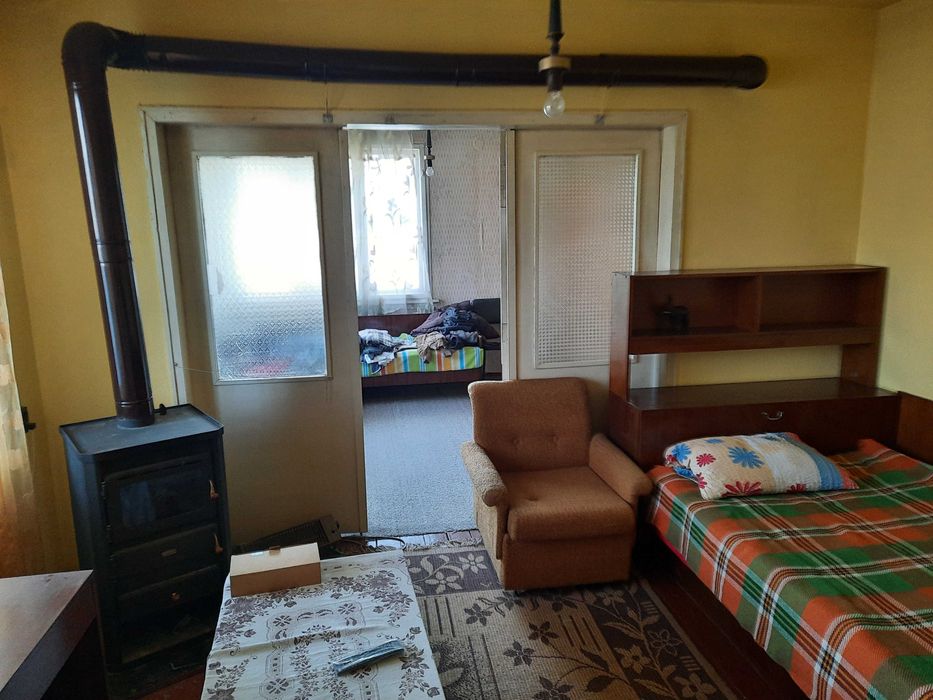 Продавам къща на 2 етажа с 2 гаража и доп. постройки