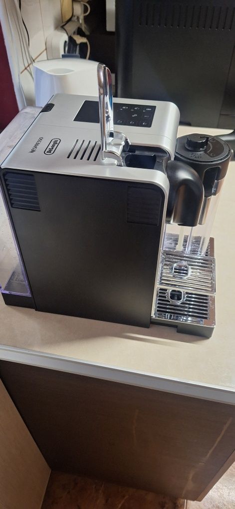 Espressor Nespresso Lattissima Pro
-funcționează cu capsule nespresso