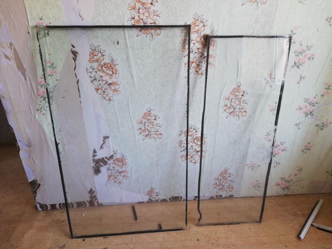 Два стекла размер 130х76.5 см, толщина 4 мм