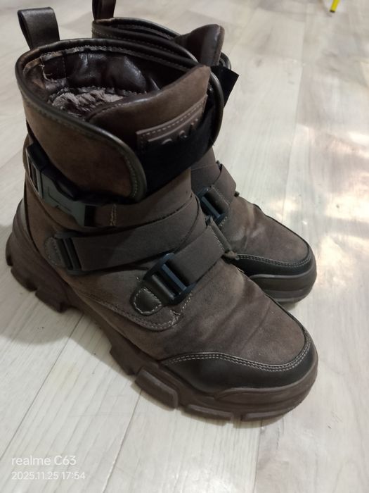 Срочно продам ботинки сапожки зима