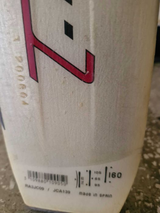 Vând două perechi de schiuri, Dynastar, 1,70 m și Rossignol, 1,60 m.