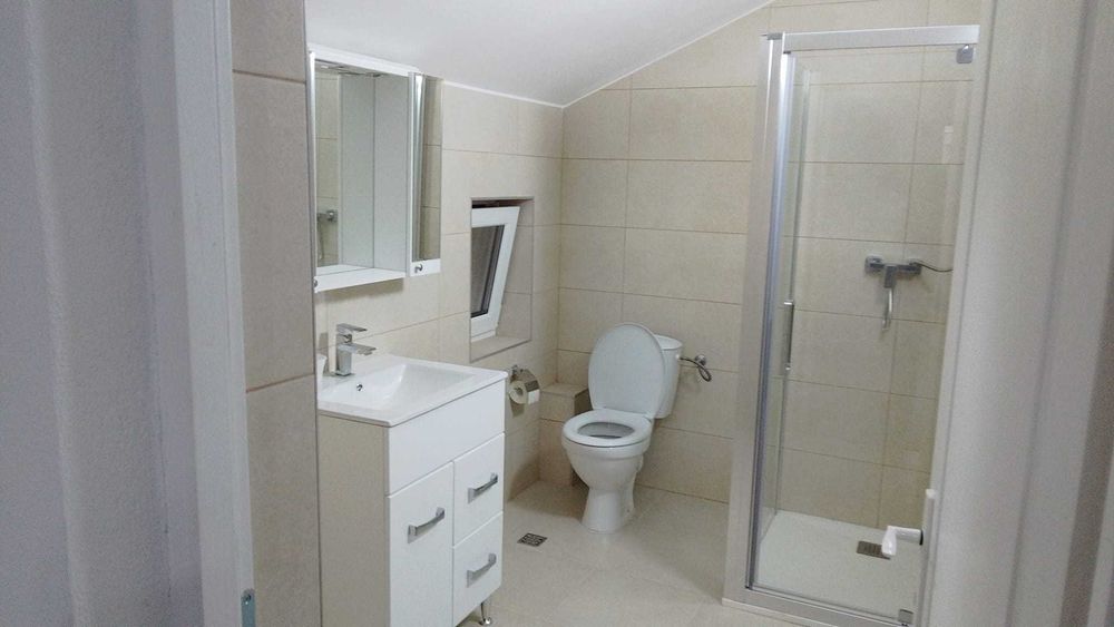 Închiriez mansardă cu 3 camere, 2 băi, un hol și o terasă