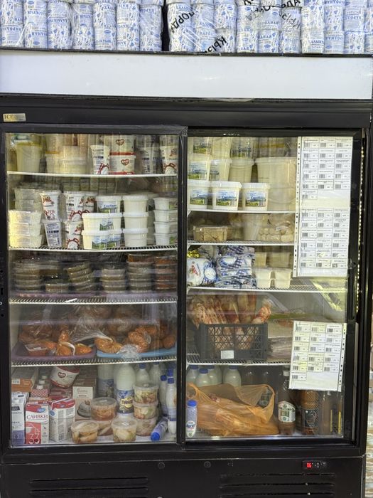 Холодильник ветринный істеп тұр,есік ролигі кеткен