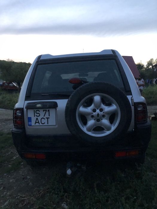 Vând sau scimb Land Rover preț 1700negociabil masina este 4x4