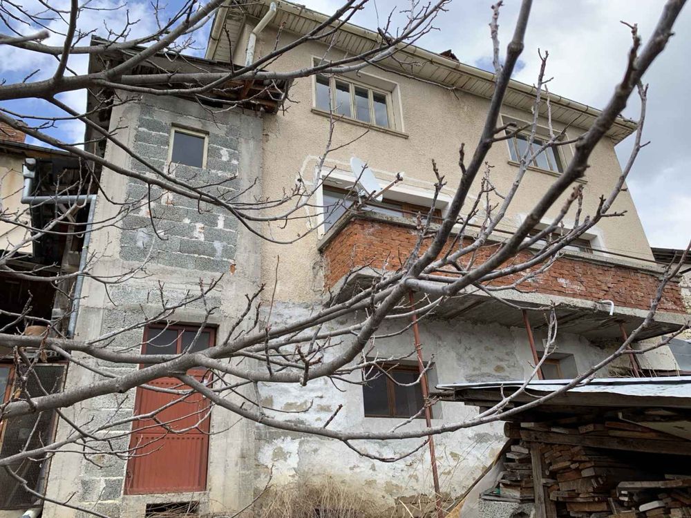 Продавам триетажна къща с парцел  406кв.м в с. Момчиловци