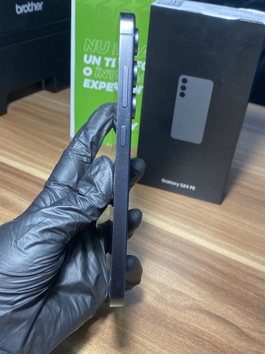 Samsung Galaxy s24 FE • 128 GB • Graphite