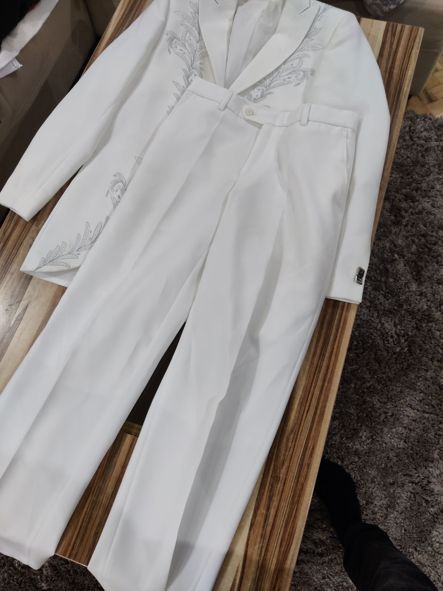 Бял костюм панталон сако абитуриент
