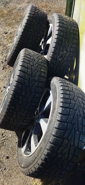 Продам шины зимние на дисках.        Размер 215/55/17