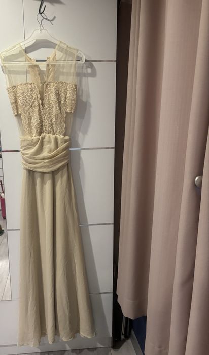 Дълга официална бежова рокля