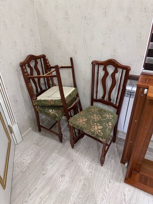 Продается комплек мебели: стол и стулья