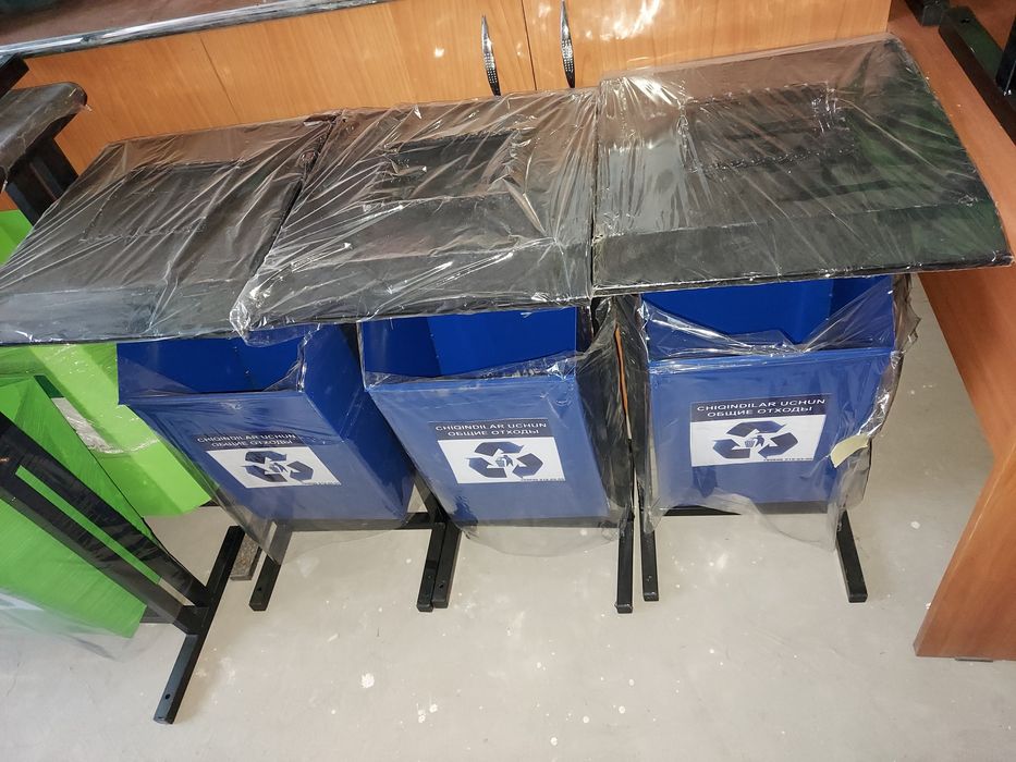 Мусорные урны уличные широким асартиметим