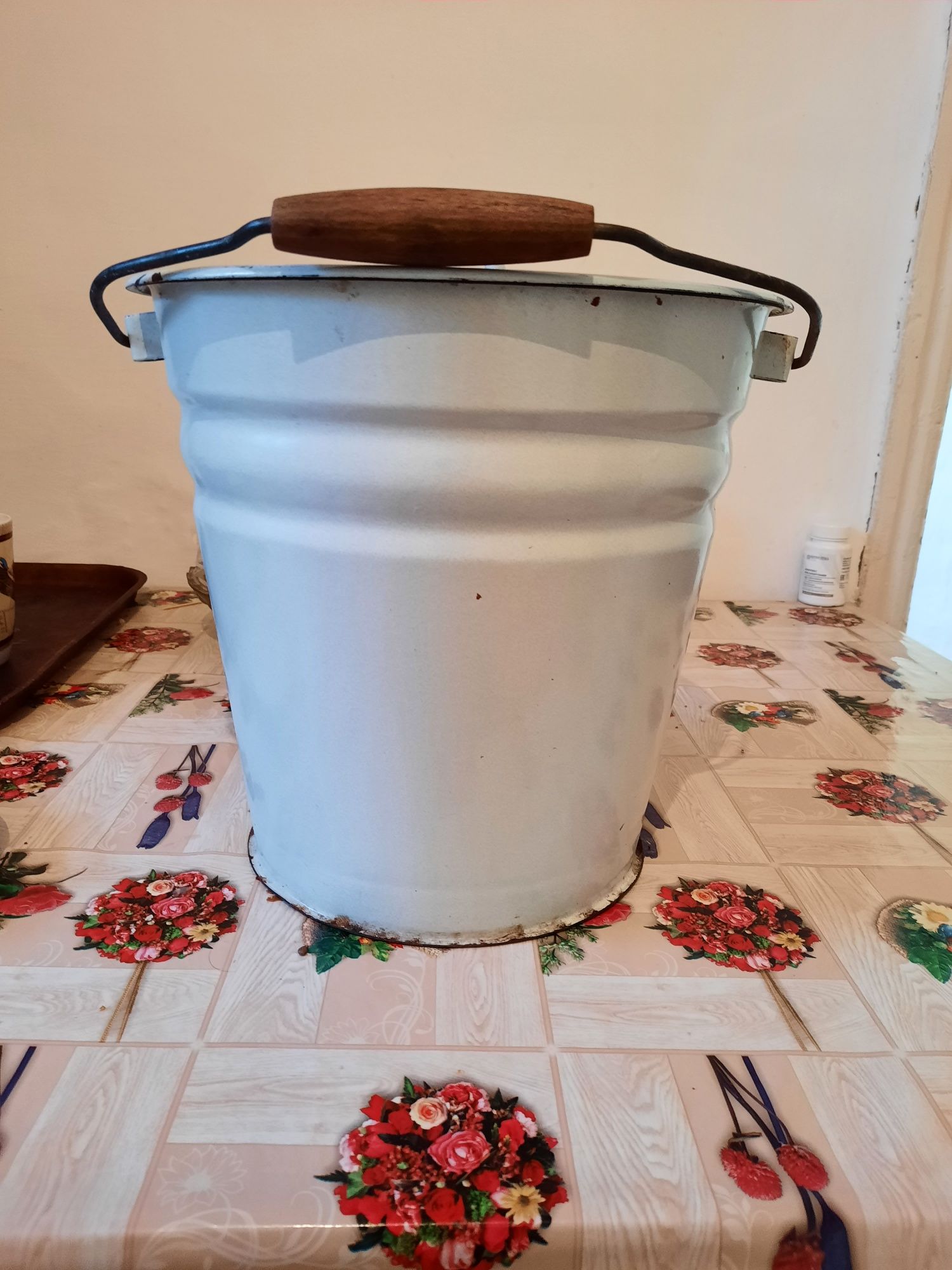 Продам ведро эмалированное.