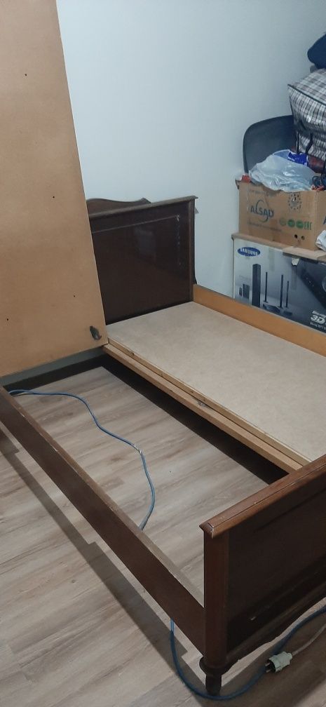 Продам кровать деревянную.