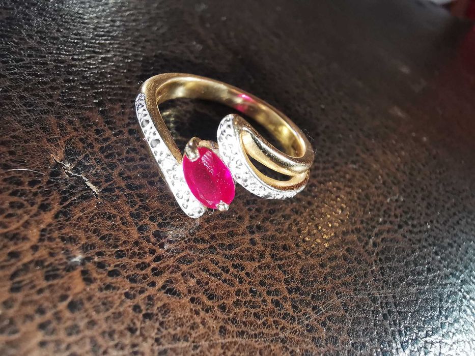 Inel 9ct aur, cu rubin natural și diamante