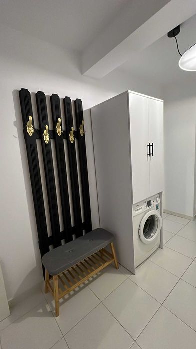 Închiriez apartament 3 camere + 1 loc pt. parcare exterioară