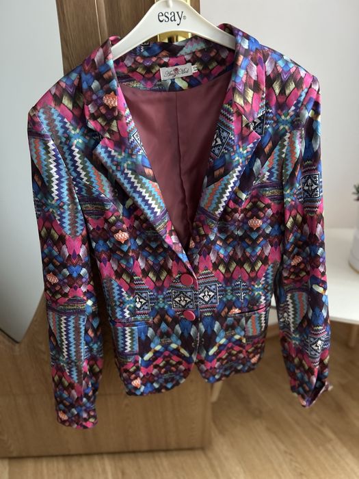 Sacou de damă! Cambrat , material subtire !