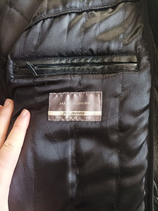 Мъжко черно кожено яке.