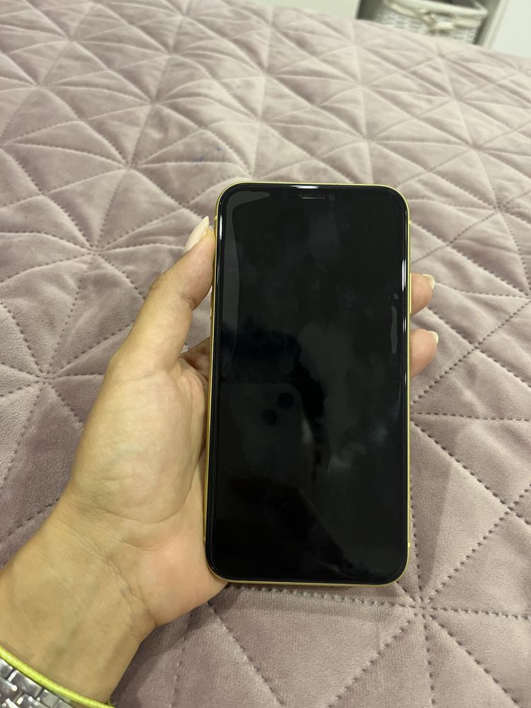iPhone 11  с вътрешна памет 128GB.