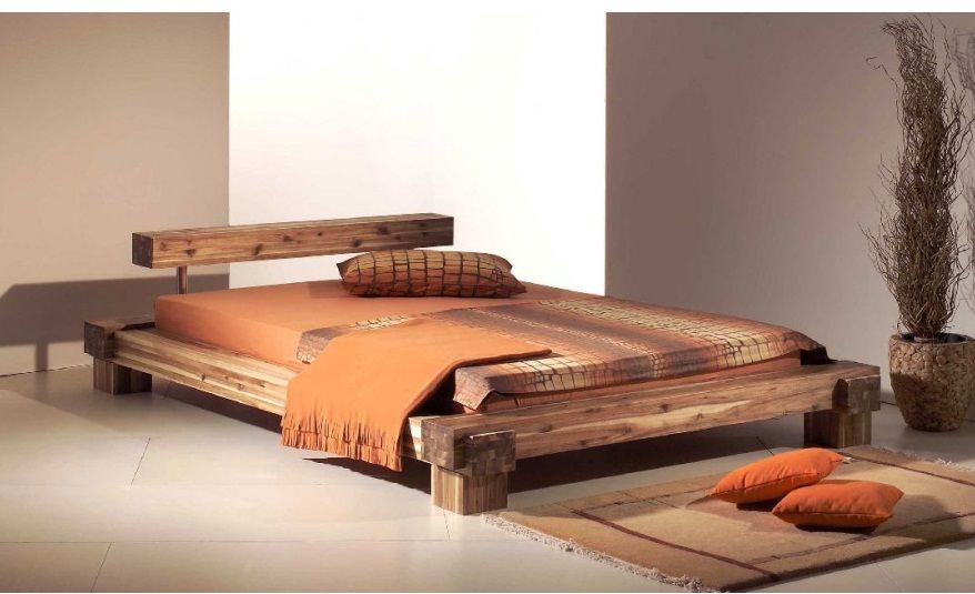 Pat rustic lemn masiv din grinzi de brad.