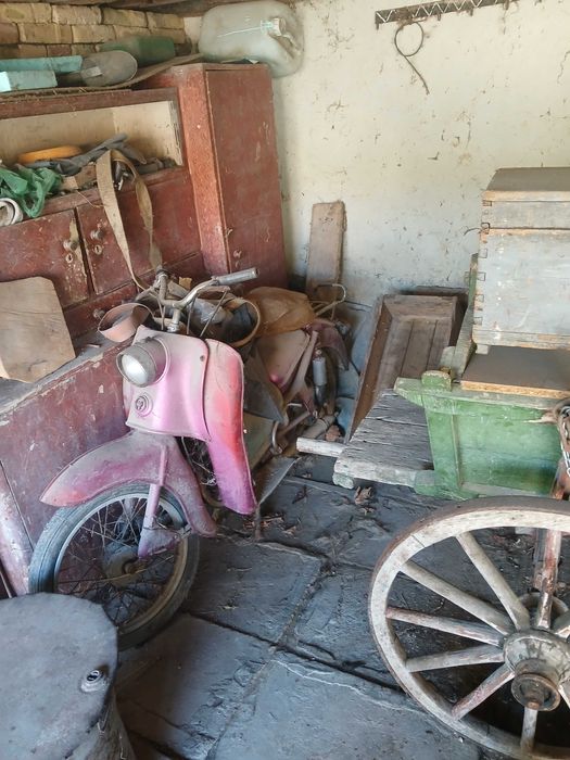 Подават се мотори ява на снимката. Моторите са ява и симсон.