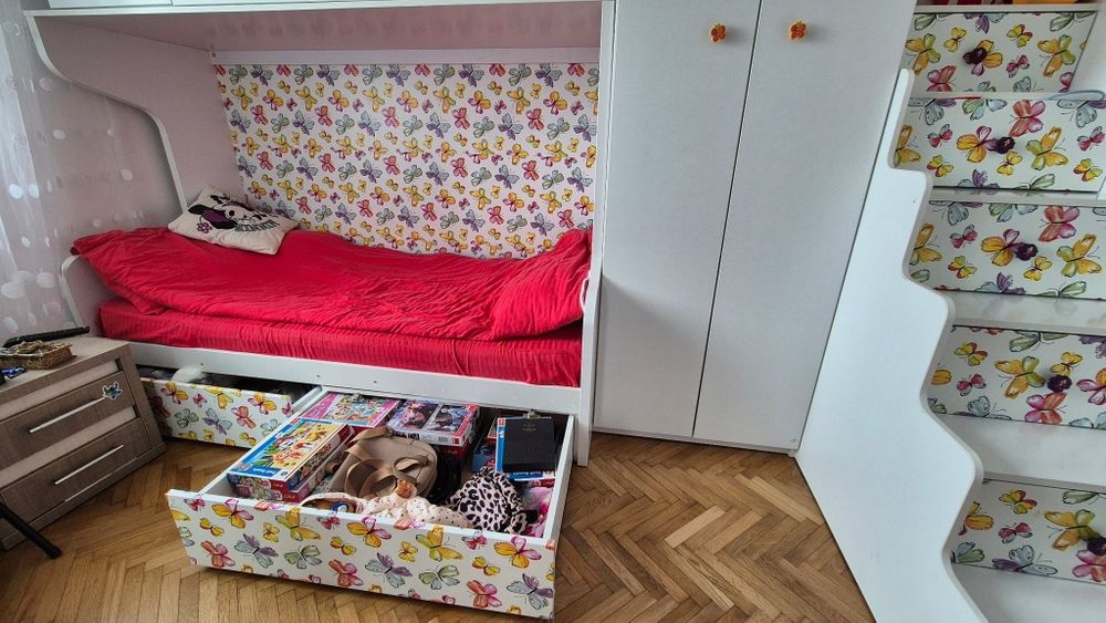 Mobila dormitror copii in stare foarte buna
Lungimea totala: 3.50 cm
i