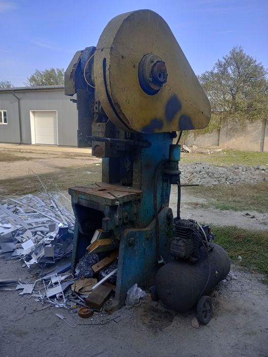 Presă cu excentric (Stanță)