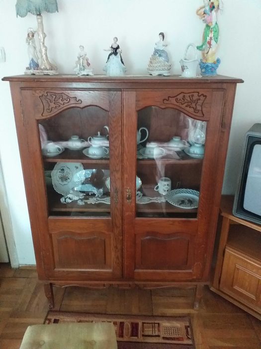 Vand mobila de sufragerie lemn masiv, masă cu 6 scaune, 2 vitrine