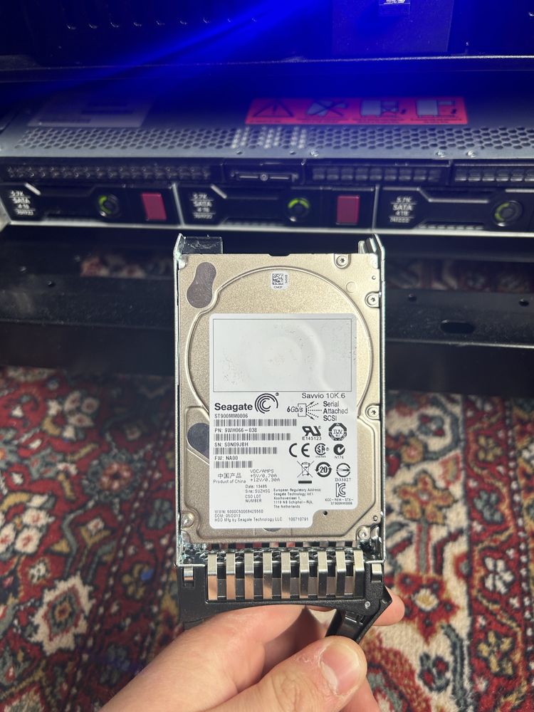 2.5 инчови SAS дискове по 600 GB