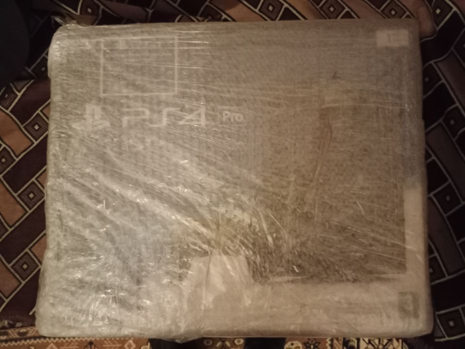 Продаю Ps 4 pro абсолютно новая память 1 терабайт покупал за 240K