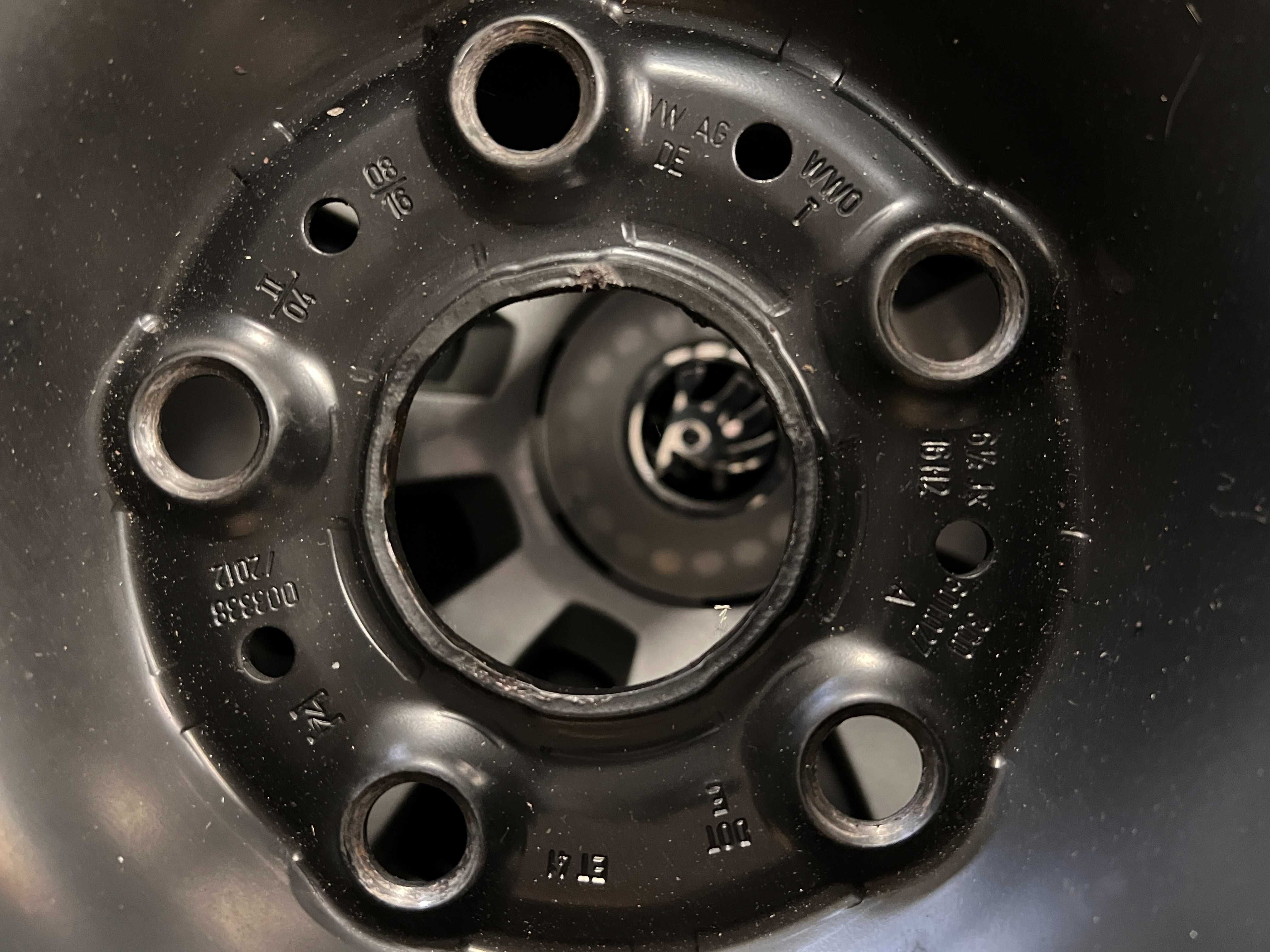 Jante tabla R16  cu anvelope de  iarna 215/60R16 si capace SKODA