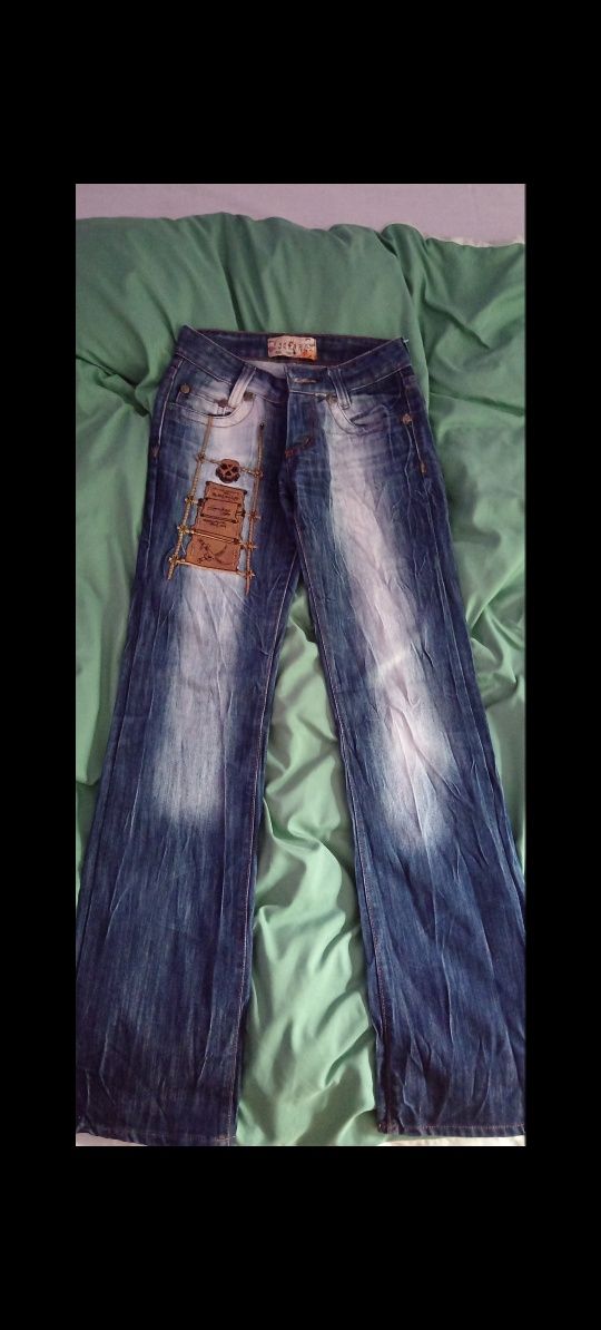 Skinny jeans DSQUARED2 
Se potrivesc unui S probabil