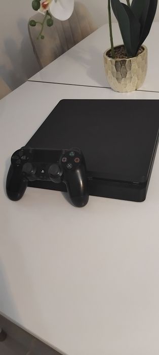 Vând PS4 Sony + controler